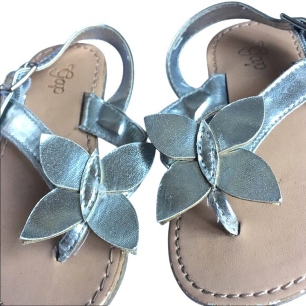 Gap Silver Metallic Butterfly Sandals Adjustable Strap Toddler Size 5 Summer - Picture 2 of 6